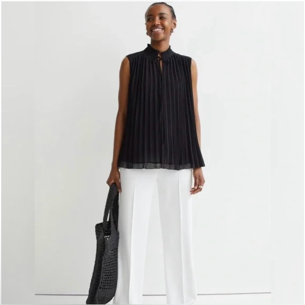 H&M Black Pleated Tie Neck Sleeveless Blouse (Size: M)